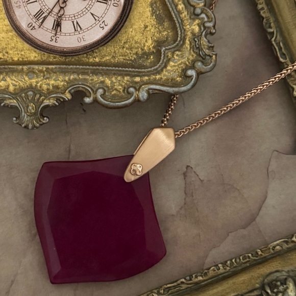 KENDRA SCOTT • Rose Gold Aislinn Maroon Jade Adjustable Necklace - Picture 4 of 4